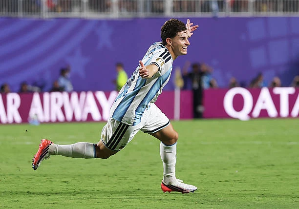 Alvarez tuyên bố tuyển Argentina phải xả thân vì Messi Alvarez tuyên bố tuyển Argentina phải xả thân vì Messi