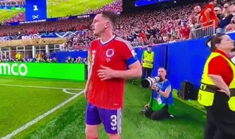 Andy Robertson dùng chiêu độc lách luật ném biên của FIFA