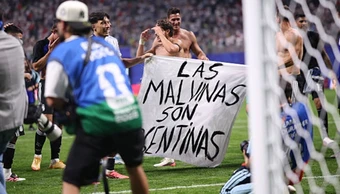 Anh đòi FIFA phạt Argentina vụ băng rôn Falkland