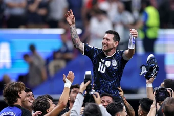 Argentina trọn vẹn ôm lấy Messi sau hai thập kỷ chờ đợi