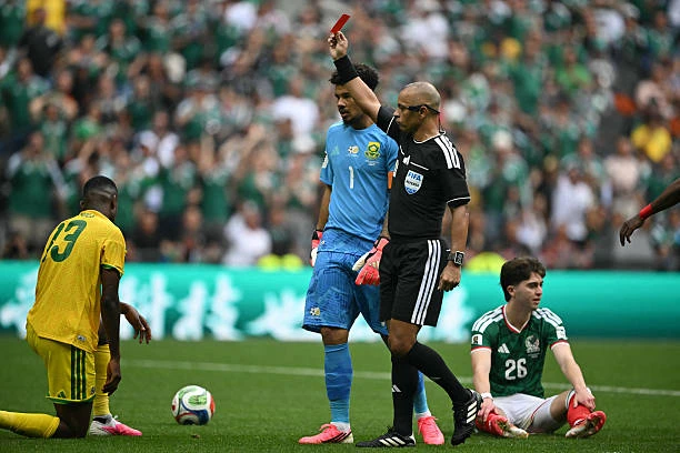 Bài học từ 3 tấm thẻ đỏ trong ngày khai mạc World Cup