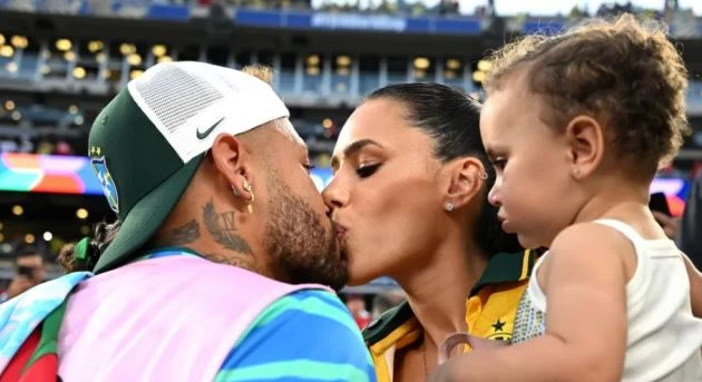 Bạn gái Neymar gây bão trên khán đài World Cup Bạn gái Neymar gây bão trên khán đài World Cup