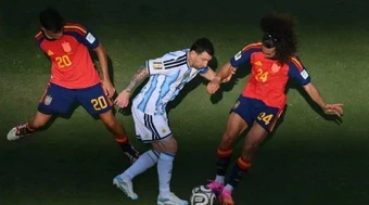 Bẫy pressing của Tây Ban Nha bóp nghẹt Messi thế nào?