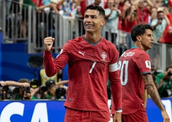 Bị nhân viên đòi tăng lương, Ronaldo bật cười lớn