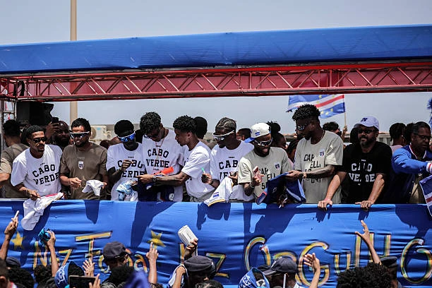 Biển người chào đón tuyển Cape Verde trở về từ World Cup Biển người chào đón tuyển Cape Verde trở về từ World Cup