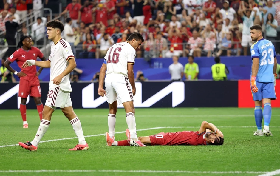 Bồ Đào Nha bị loại, CĐV trút giận lên Bernardo Silva Bồ Đào Nha bị loại, CĐV trút giận lên Bernardo Silva