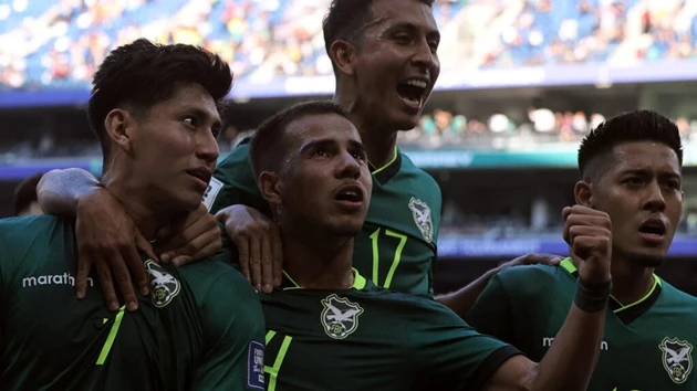 Bolivia thắng ngược Suriname 2-1 để áp sát vé World Cup Bolivia thắng ngược Suriname 2-1 để áp sát vé World Cup