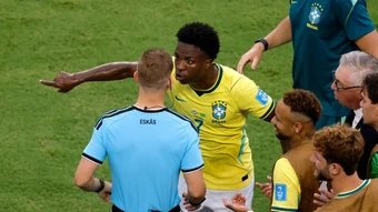 Brazil gửi đơn kiện trọng tài lên FIFA, lấy bàn thắng của Messi làm bằng chứng