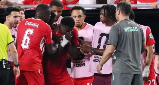 Breel Embolo lĩnh thẻ đỏ vì giả vờ ngã ở trận gặp Argentina Breel Embolo lĩnh thẻ đỏ vì giả vờ ngã ở trận gặp Argentina