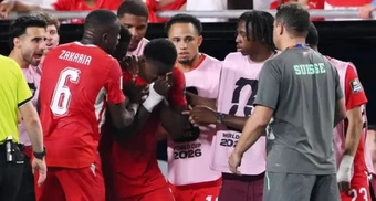 Breel Embolo lĩnh thẻ đỏ vì giả vờ ngã ở trận gặp Argentina