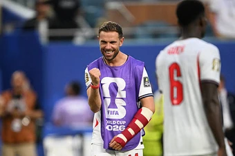Brentford làm CĐV bật cười vì Jordan Henderson