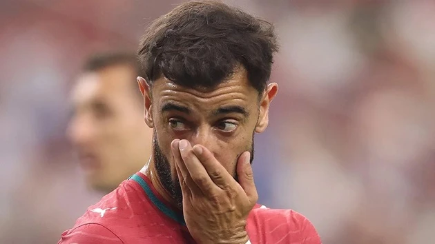 Bruno Fernandes khóa bình luận vì bị fan Ronaldo tấn công Bruno Fernandes khóa bình luận vì bị fan Ronaldo tấn công