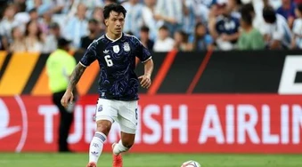 Cách Lisandro Martinez điều tiết lối chơi cho Argentina