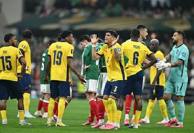 Cái đầu nóng của Hincapie qua góc máy ở Azteca Cái đầu nóng của Hincapie qua góc máy ở Azteca