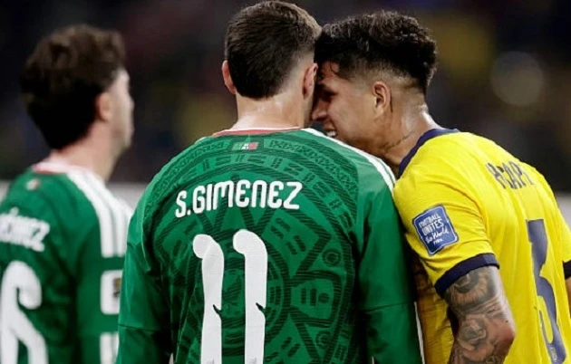 Cái đầu nóng của Hincapie qua góc máy ở Azteca Cái đầu nóng của Hincapie qua góc máy ở Azteca