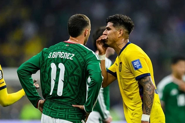 Cái đầu nóng của Hincapie qua góc máy ở Azteca Cái đầu nóng của Hincapie qua góc máy ở Azteca