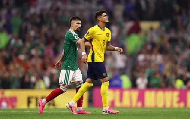 Cái đầu nóng của Hincapie qua góc máy ở Azteca Cái đầu nóng của Hincapie qua góc máy ở Azteca