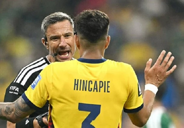Cái đầu nóng của Hincapie qua góc máy ở Azteca Cái đầu nóng của Hincapie qua góc máy ở Azteca