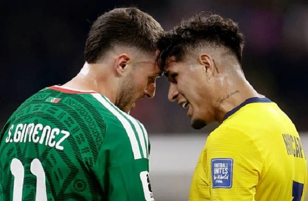 Cái đầu nóng của Hincapie qua góc máy ở Azteca Cái đầu nóng của Hincapie qua góc máy ở Azteca
