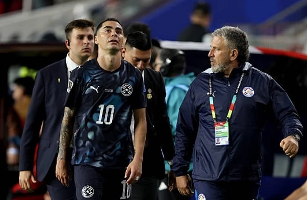 Cái đầu nóng của Hincapie qua góc máy ở Azteca Cái đầu nóng của Hincapie qua góc máy ở Azteca