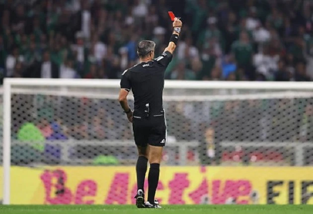 Cái đầu nóng của Hincapie qua góc máy ở Azteca Cái đầu nóng của Hincapie qua góc máy ở Azteca
