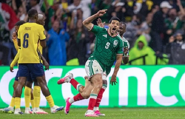 Cái đầu nóng của Hincapie qua góc máy ở Azteca Cái đầu nóng của Hincapie qua góc máy ở Azteca