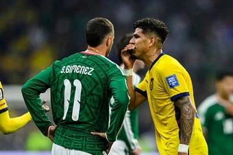 Cái đầu nóng của Hincapie qua góc máy ở Azteca