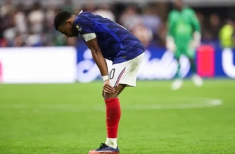 Cái gục đầu đầy khắc khoải từ Mbappe