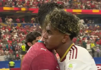 Cái ôm giữa Ronaldo và Yamal sau màn đại chiến tại World Cup