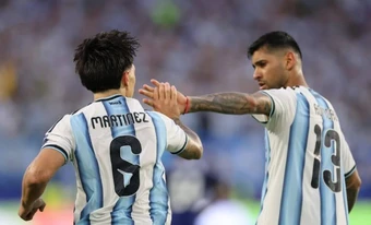 Cặp trung vệ kỳ lạ trở thành bức tường thép của Argentina