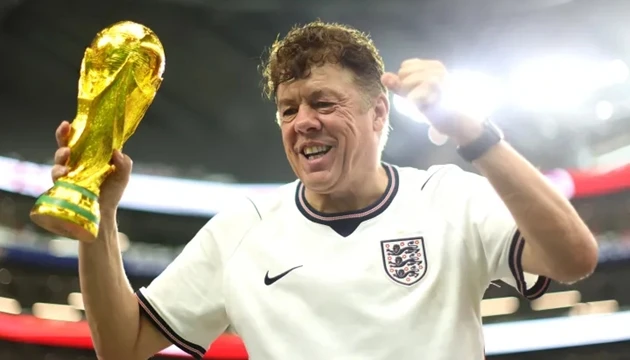 CĐV Anh suýt lỡ chung kết World Cup vì tựa đề một cuốn sách