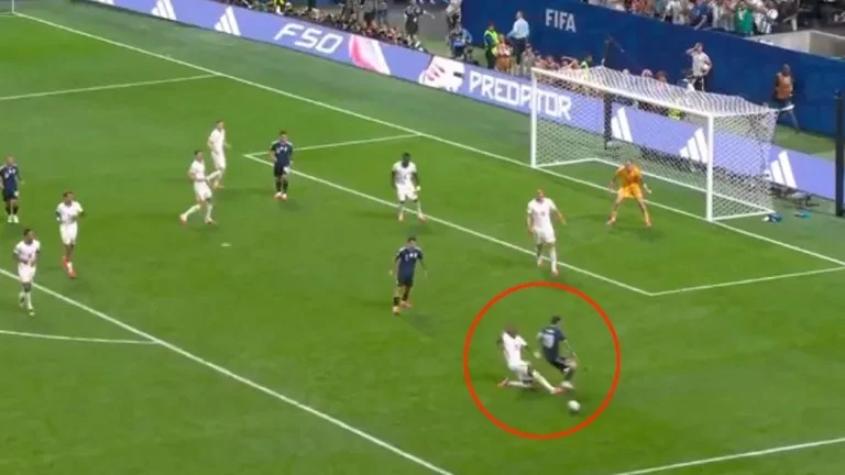 CĐV Anh tố VAR thiên vị Messi ở bán kết CĐV Anh tố VAR thiên vị Messi ở bán kết