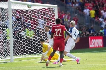 CĐV trầm trồ với pha cứu thua sát vạch vôi của Kolasinac