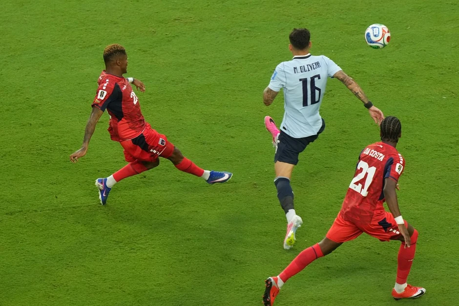 Chấm điểm tuyển Uruguay: Araujo hay nhất; Olivera phạm sai lầm tai hại
