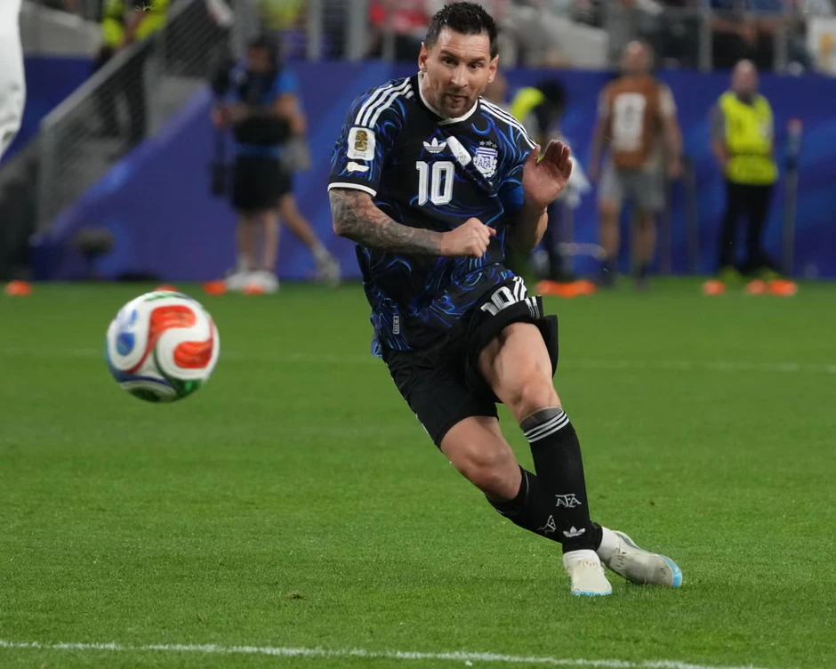 Chàng trai một phần trăm của Cape Verde và cái đầu lạnh trước Messi