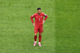 Chê Ronaldo ích kỷ, Henry mới chỉ đúng một nưa