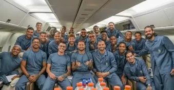 Chuyên cơ tuyển Brazil nhận nghi thức đặc biệt tại sân bay