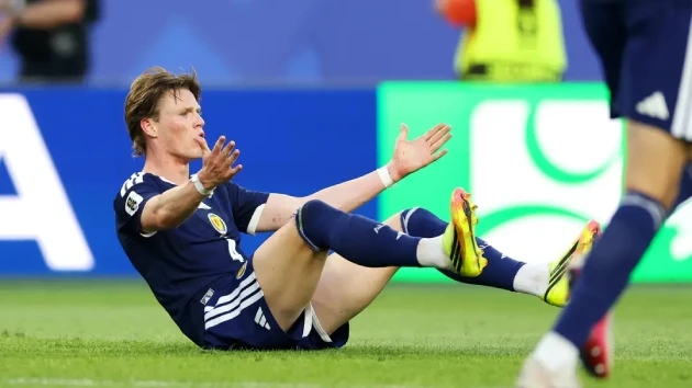 Chuyên gia đòi 11m cho McTominay, riêng Roy Keane chê ăn vạ Chuyên gia đòi 11m cho McTominay, riêng Roy Keane chê ăn vạ