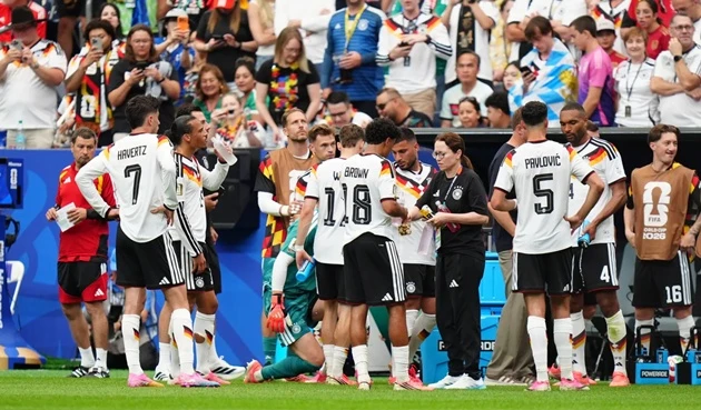 Cổ động viên phẫn nộ vì World Cup nghỉ tiếp nước trong sân điều hòa Cổ động viên phẫn nộ vì World Cup nghỉ tiếp nước trong sân điều hòa