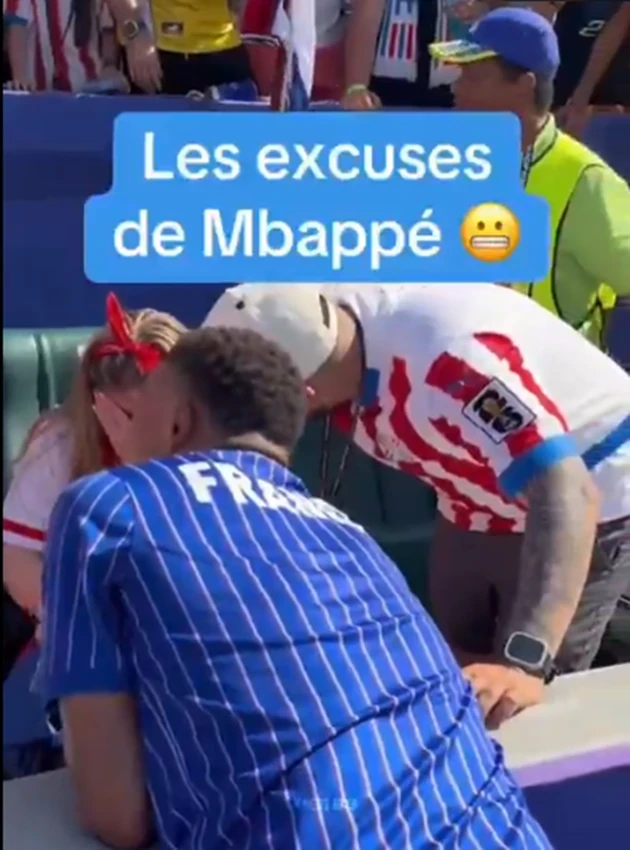 Cử chỉ của Mbappe với fan nữ gây sốt mạng xã hội Cử chỉ của Mbappe với fan nữ gây sốt mạng xã hội