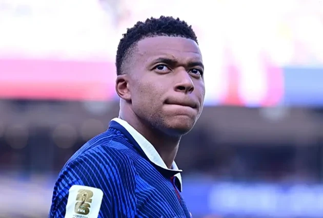 Cử chỉ của Mbappe với fan nữ gây sốt mạng xã hội Cử chỉ của Mbappe với fan nữ gây sốt mạng xã hội