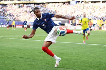 Cú đúp kiến tạo đưa Olise đi vào lịch sử World Cup
