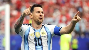 Cựu sao Argentina cảnh báo Tuchel đừng cố bắt chết Messi