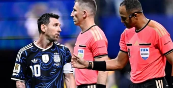 Cựu trọng tài bác bỏ tin đồn FIFA dọn đường cho Messi
