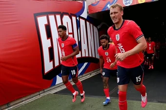 Dan Burn làm quen thời tiết World Cup tại Disneyland