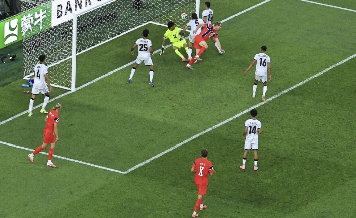 Đằng sau những pha phản lưới nhà tại World Cup Đằng sau những pha phản lưới nhà tại World Cup