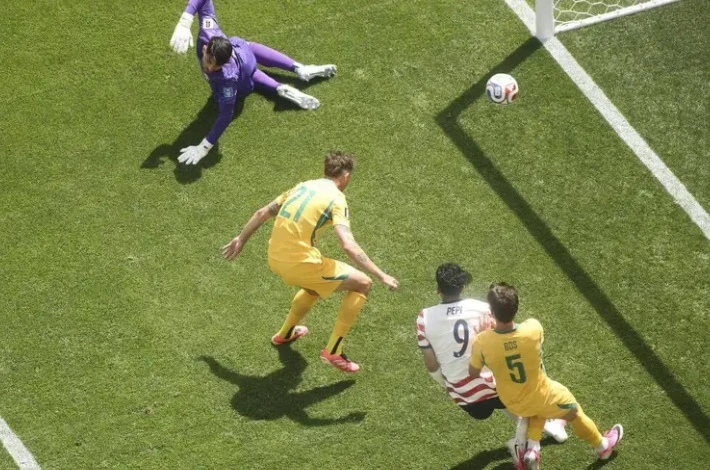 Đằng sau những pha phản lưới nhà tại World Cup Đằng sau những pha phản lưới nhà tại World Cup