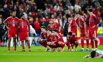 Daniel James đau đớn khi Wales gục ngã trước Bosnia