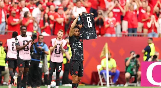 David lập hat-trick, Canada đè bẹp 9 người Qatar với tỷ số 6-0 David lập hat-trick, Canada đè bẹp 9 người Qatar với tỷ số 6-0