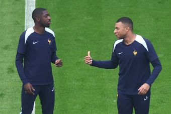 Dembele bức xúc vì dư luận chỉ trích Mbappe quá giới hạn